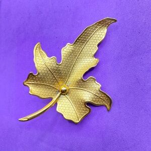 Vintage Gold Tone Leaf Brooch Granny Core